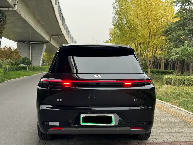 Li Auto L8 — Фото автомобиля 4