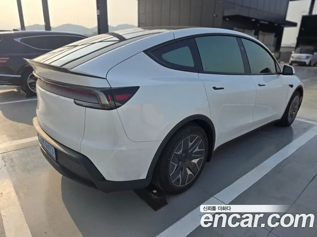 Tesla Model Y — Фото автомобиля 3