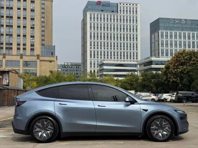 Tesla Model Y L — Фото автомобиля 8