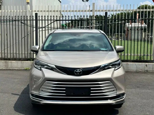 Toyota Sienna — Фото автомобиля 3