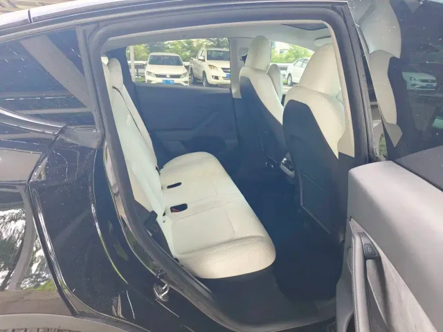 Tesla Model Y — Фото автомобиля 13