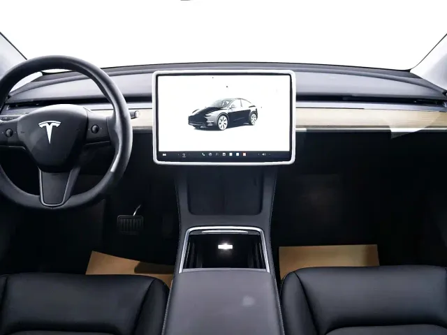 Tesla Model Y — Фото автомобиля 8