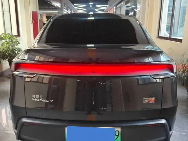 Tesla Model Y — Фото автомобиля 8