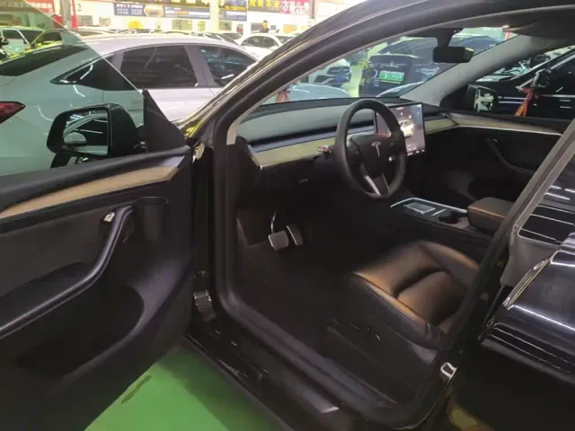 Tesla Model Y — Фото автомобиля 15