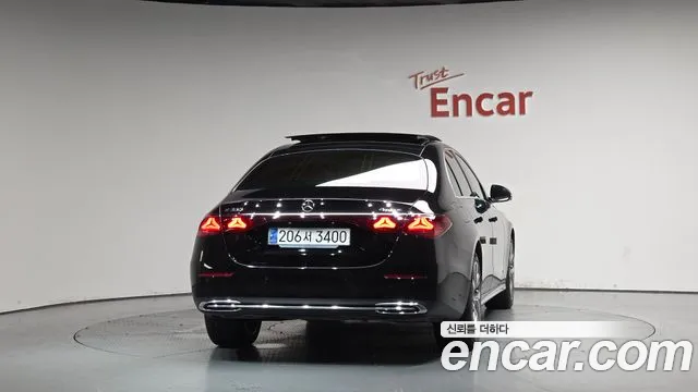 Mercedes-Benz E-Class — Фото автомобиля 4
