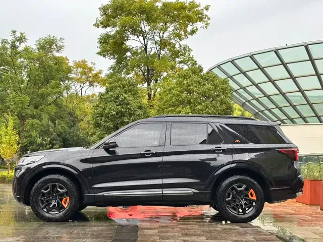 Ford Explorer — Фото автомобиля 3
