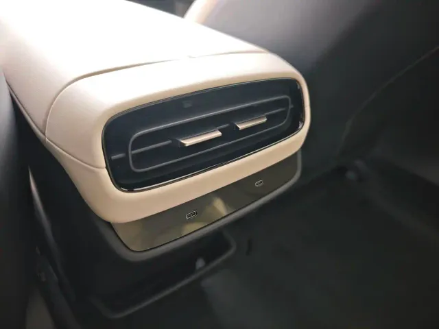Xiaomi SU7 — Фото автомобиля 11