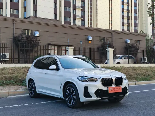 BMW iX3 — Фото автомобиля 3