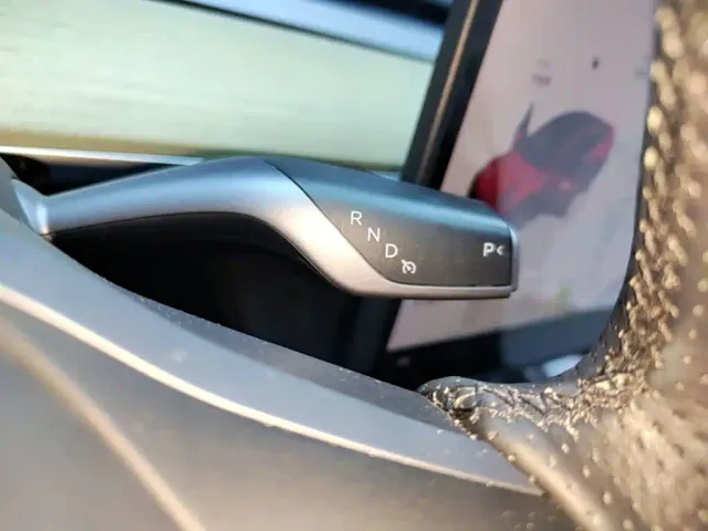 Tesla Model Y — Фото автомобиля 13