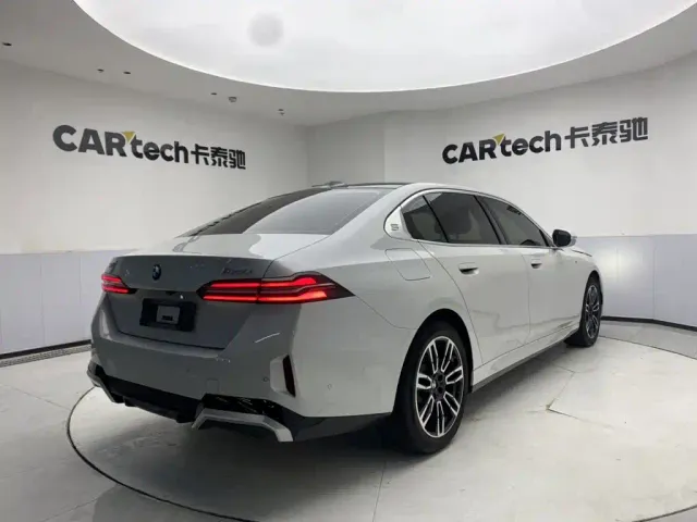 BMW 5 Series — Фото автомобиля 5