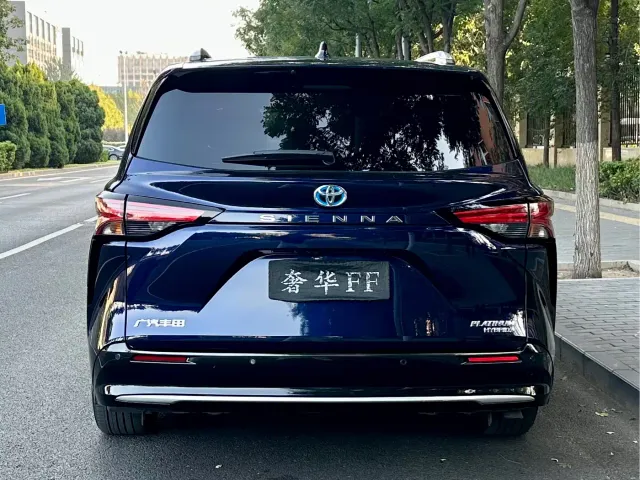Toyota Sienna — Фото автомобиля 4