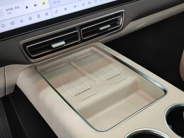 Li Auto MEGA — Фото автомобиля 11