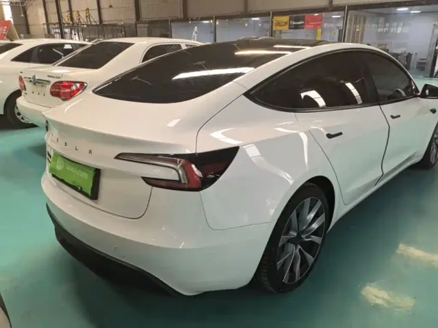 Tesla Model 3 — Фото автомобиля 6