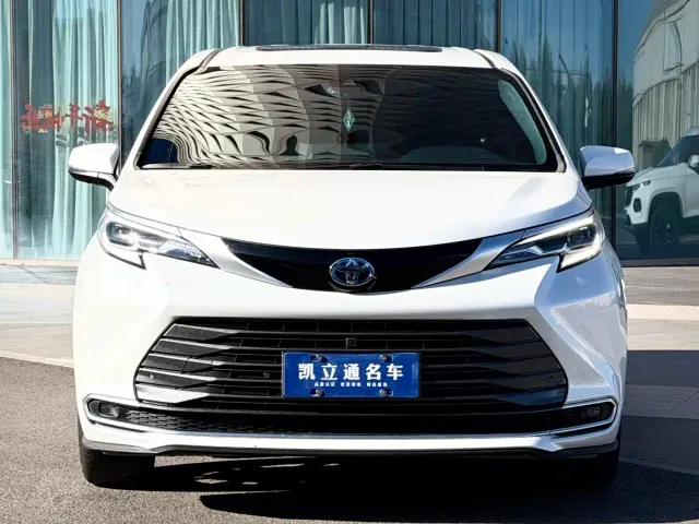 Toyota Sienna — Фото автомобиля 2
