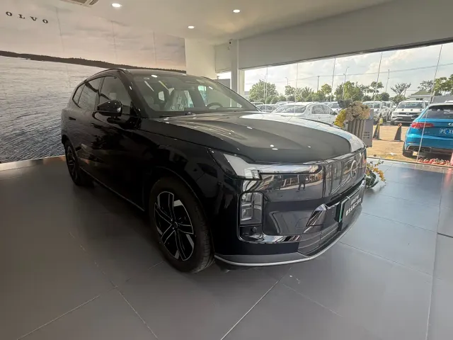 Фотография автомобиля — Volvo XC70 Plug-in Hybrid