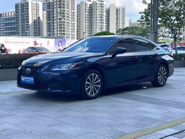 Фотография автомобиля — Lexus ES