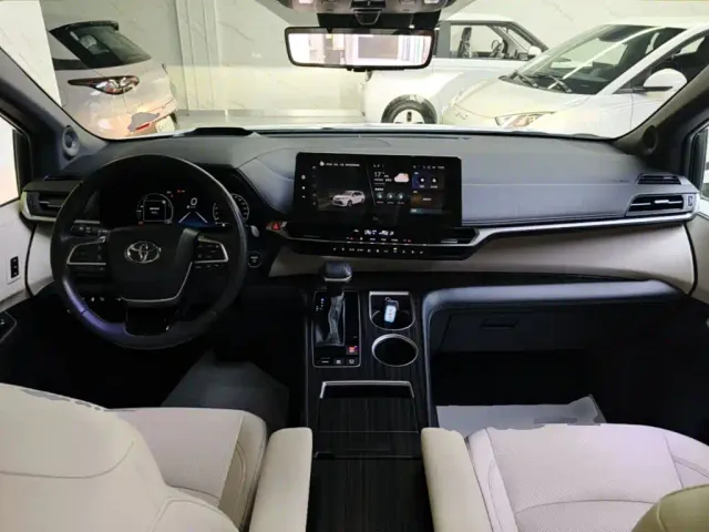 Toyota Sienna — Фото автомобиля 9