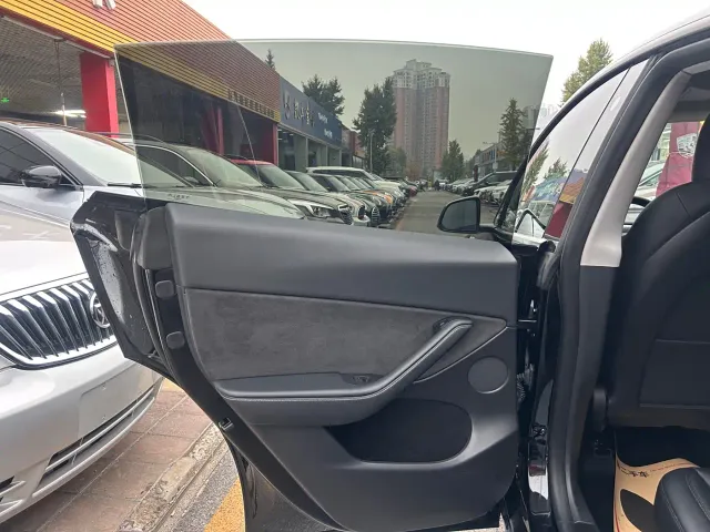 Tesla Model Y — Фото автомобиля 21
