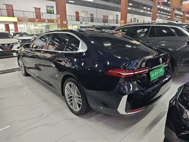 BMW 5 Series — Фото автомобиля 4