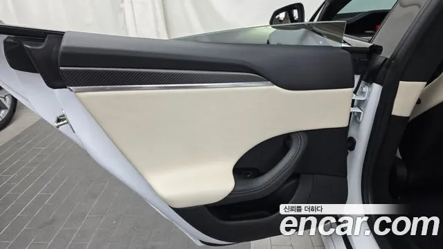 Tesla Model S — Фото автомобиля 14