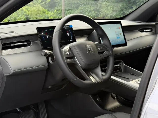 BYD Qin PLUS 2025 DM-i Smart Drive 55KM Leader — Фото автомобиля 6