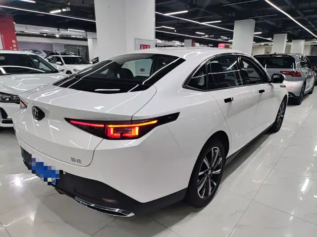 Changan Eado — Фото автомобиля 6