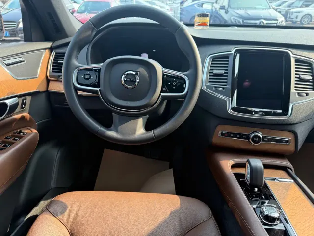 Volvo XC90 — Фото автомобиля 12
