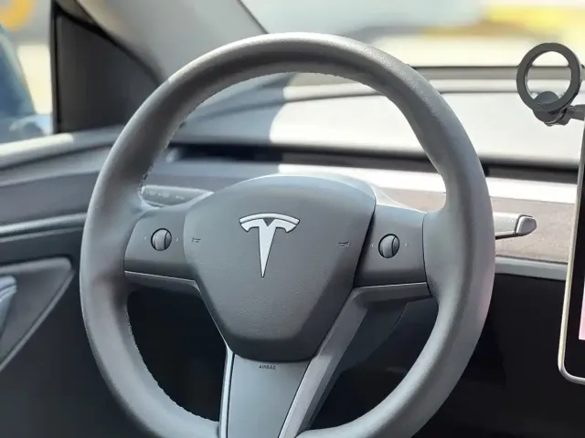 Tesla Model Y — Фото автомобиля 9