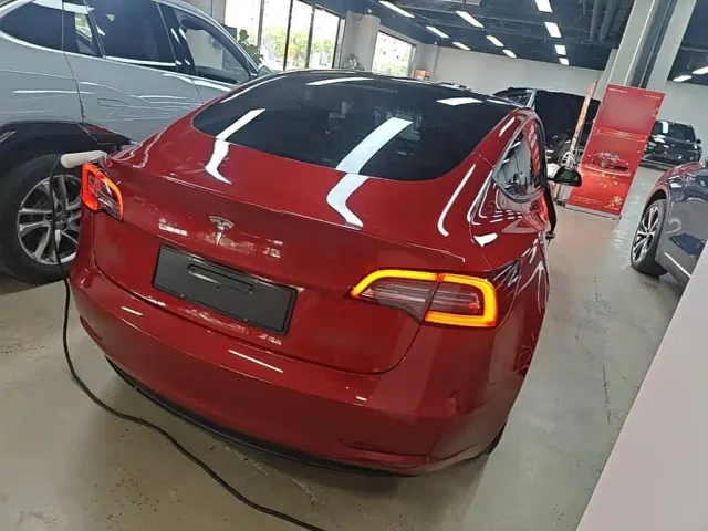Tesla Model 3 — Фото автомобиля 6