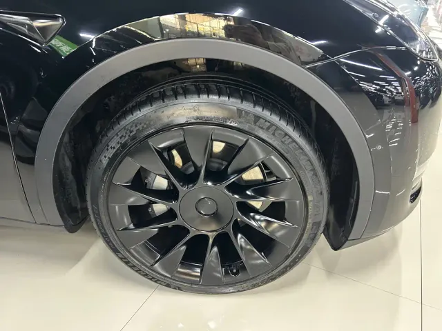Tesla Model Y — Фото автомобиля 18