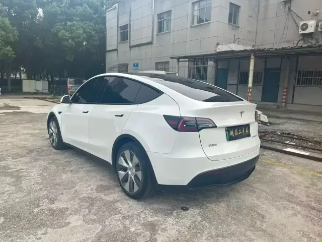 Tesla Model Y — Фото автомобиля 9