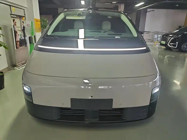 Li Auto MEGA — Фото автомобиля 2