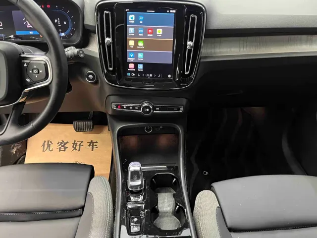 Volvo XC40 — Фото автомобиля 11