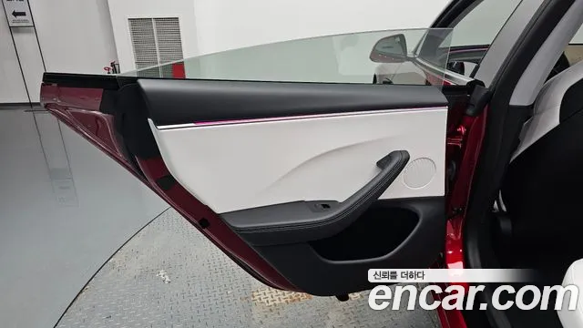 Tesla Model 3 — Фото автомобиля 14
