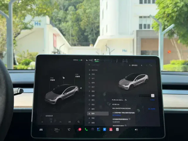 Tesla Model 3 — Фото автомобиля 5