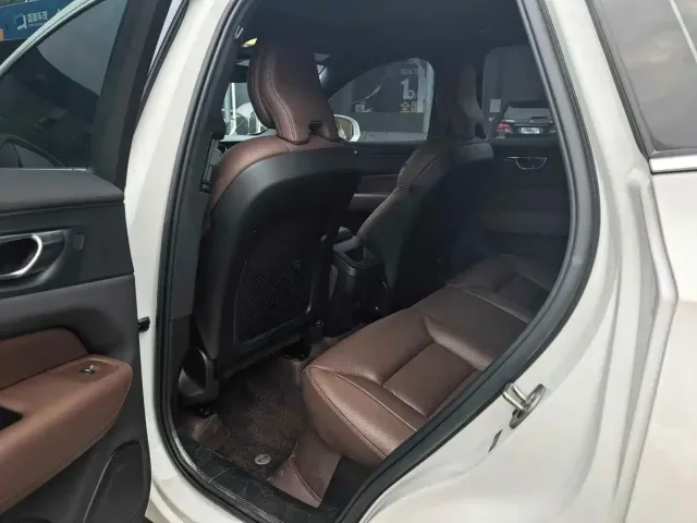 Volvo XC60 — Фото автомобиля 8