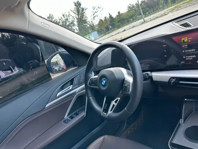 BMW iX1 — Фото автомобиля 16