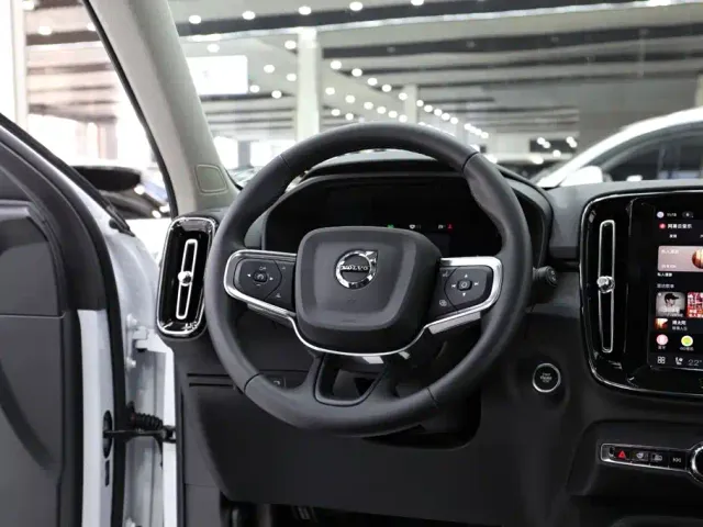 Volvo XC40 — Фото автомобиля 11
