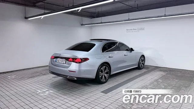 Mercedes-Benz E-Class — Фото автомобиля 2