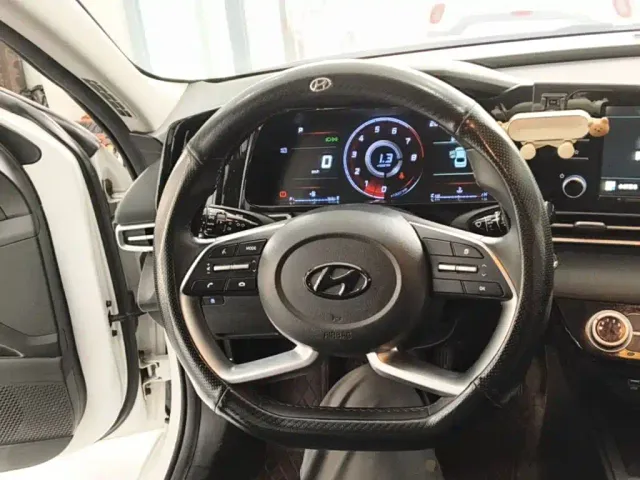 Hyundai Elantra — Фото автомобиля 10