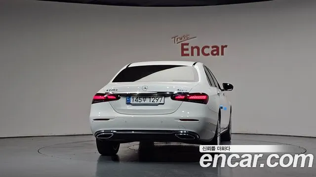 Mercedes-Benz E-Class — Фото автомобиля 4