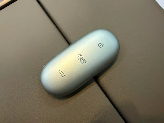 Li Auto MEGA — Фото автомобиля 24