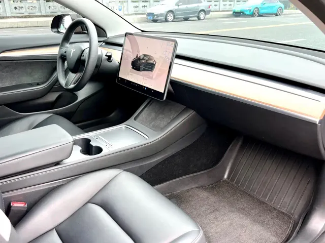 Tesla Model 3 — Фото автомобиля 6