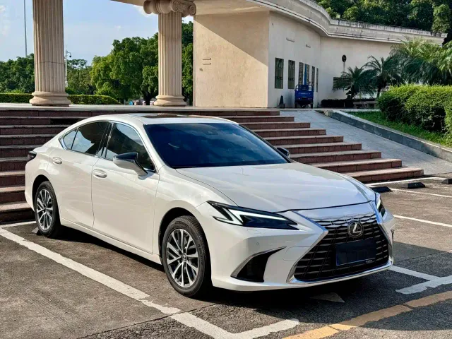 Lexus ES — Фото автомобиля 3