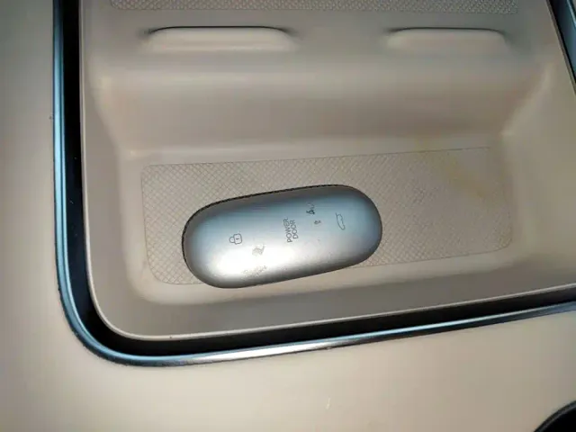 Li Auto MEGA — Фото автомобиля 8