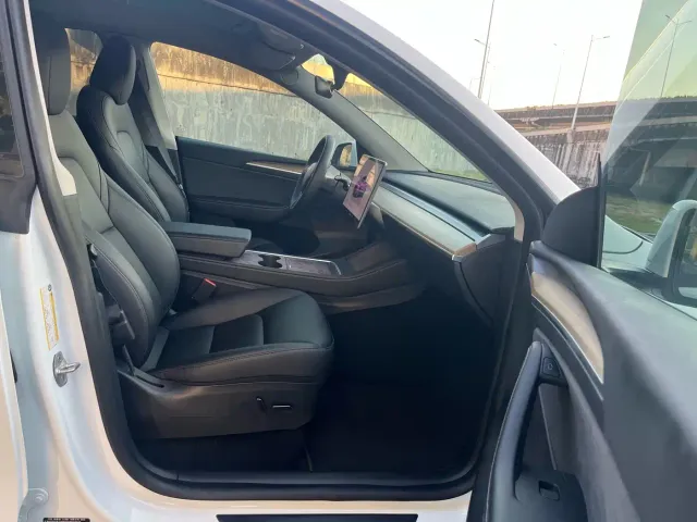 Tesla Model Y — Фото автомобиля 11