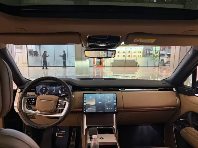 Land Rover Range Rover 2024 3.0 L6 400PS Golden Age Extended 7-Seater — Фото автомобиля 6