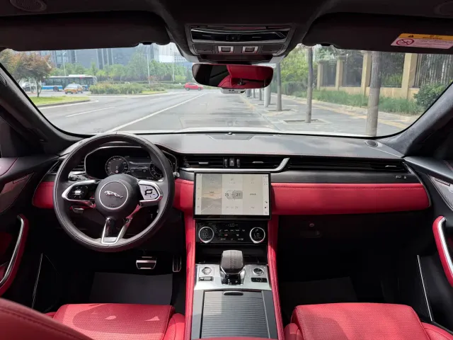 Jaguar F-Pace — Фото автомобиля 8