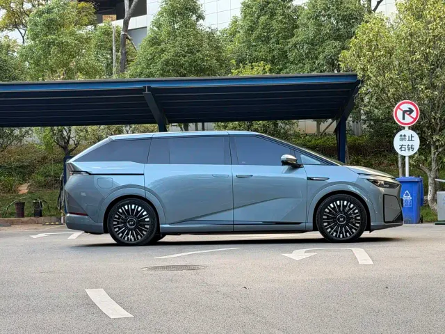 Xpeng X9 — Фото автомобиля 4