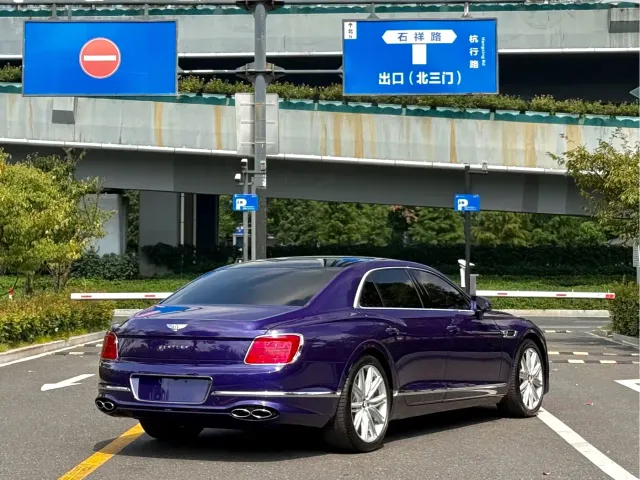 Bentley Flying Spur — Фото автомобиля 7